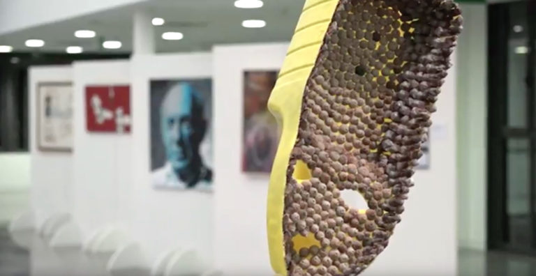 Un centenar de persones assisteixen a la inauguració de l’exposició col·lectiva a Manresa