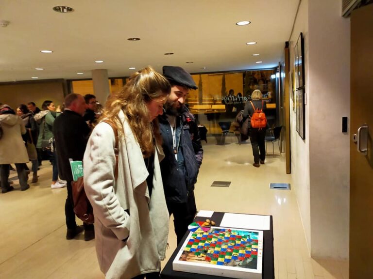 Un centenar de persones a la inauguració de Parelles a la seu de Vic del COAC